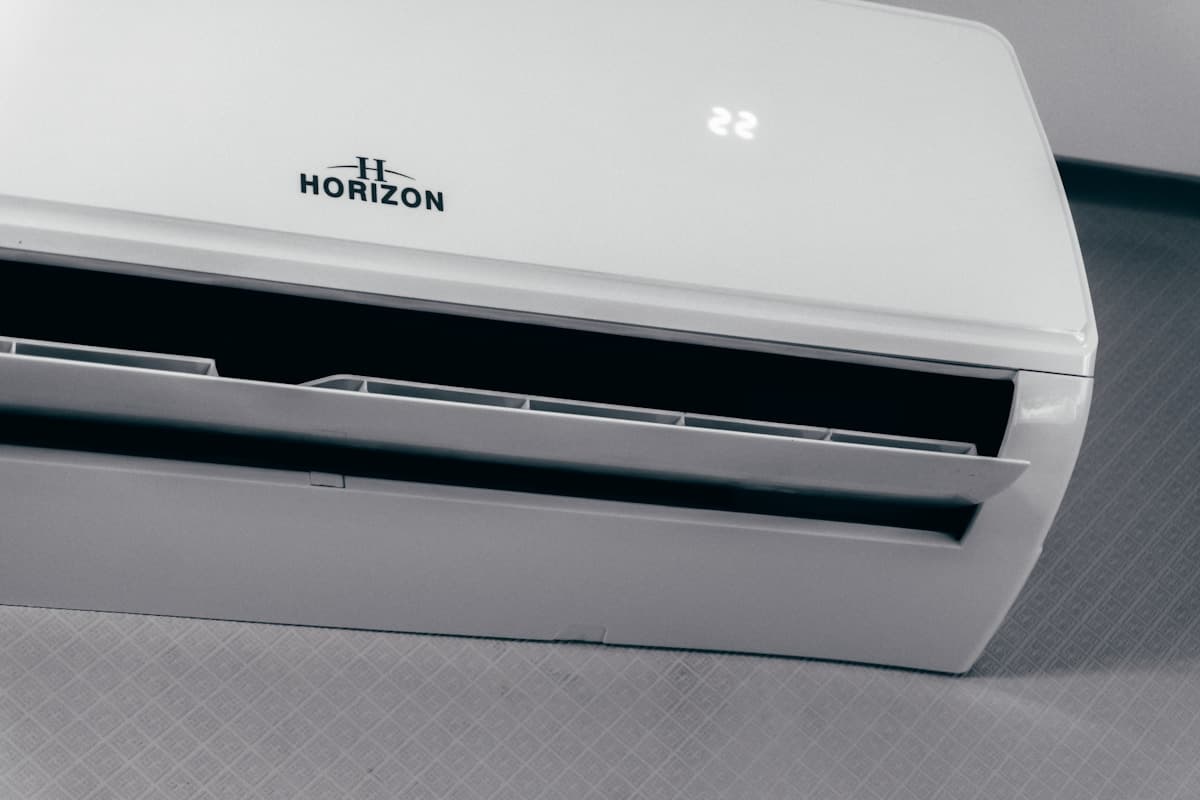 Climatisation murale affichant 22 degrés dans un intérieur